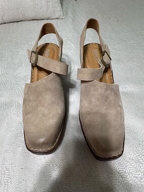 Born Cream Color Closed Toes Size 9 Sandals